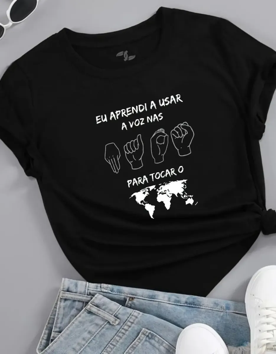 Camiseta LIBRAS — "A voz nas mãos para tocar o mundo"